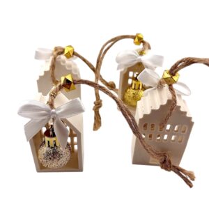 Décorations de Noël en Jesmonite - Maisons suspendues avec boule et flot doré (lot de 4)