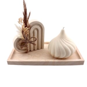 Composition décorative en Jesmonite - Plateau, coeur fleuri et bougie en cire de soja