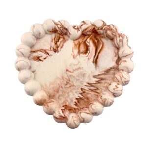 Plateau vide-poche en Jesmonite -- forme coeur, marbré rouge foncé