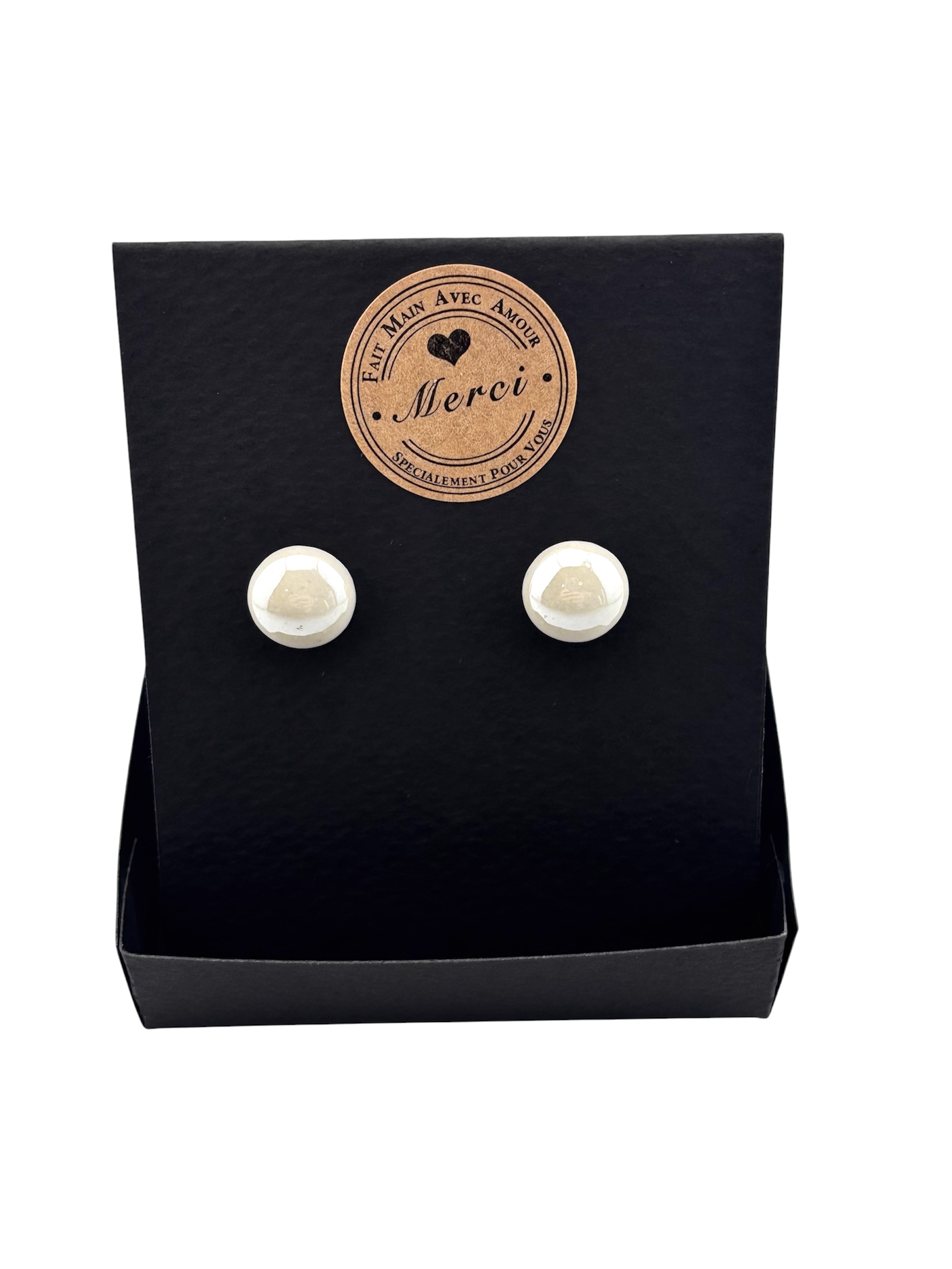 Boucles d’oreilles clous en pierre naturelle – Blanc nacré – Image 3