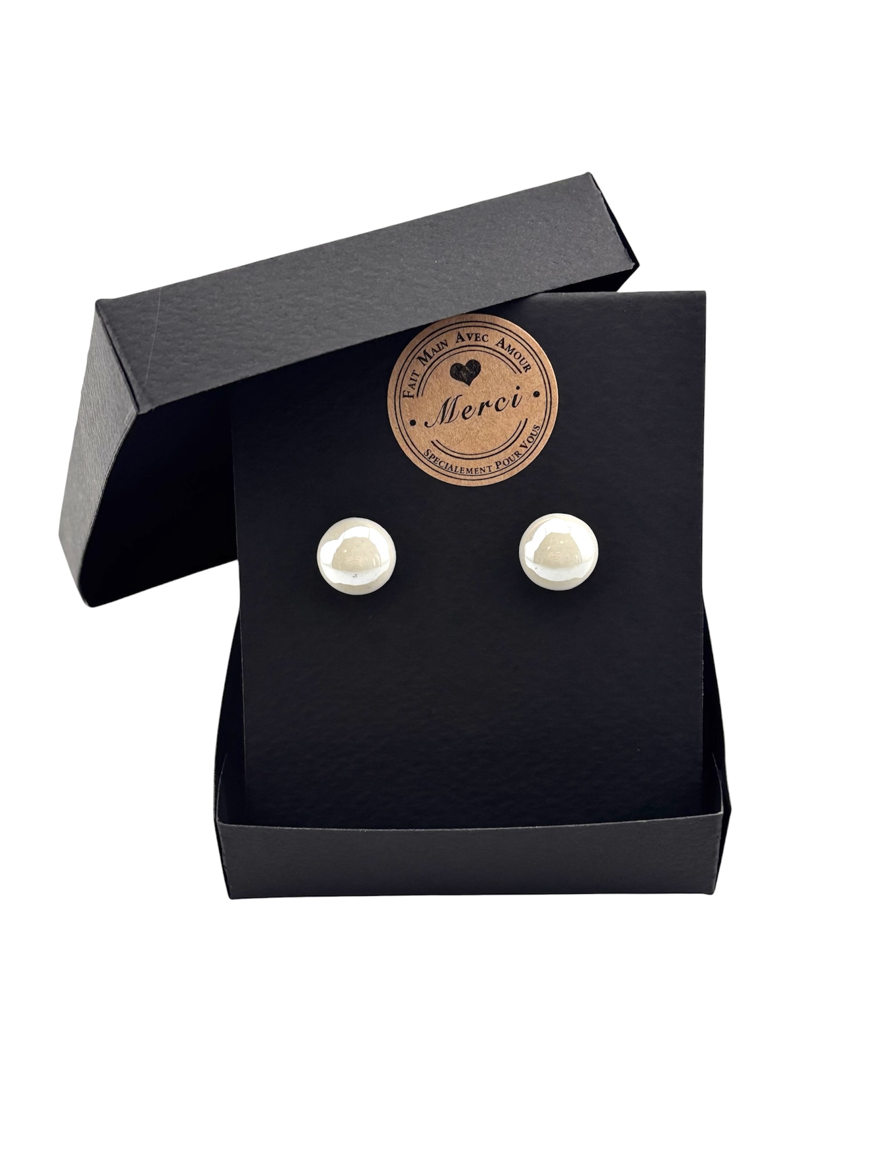 Boucles d’oreilles clous en pierre naturelle – Blanc nacré – Image 4